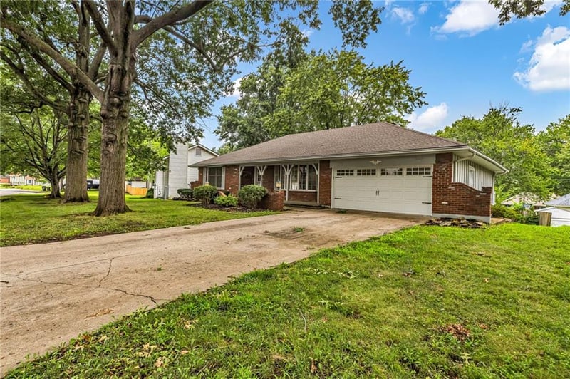1235 SW Horizon Dr, Blue Springs, MO 64015