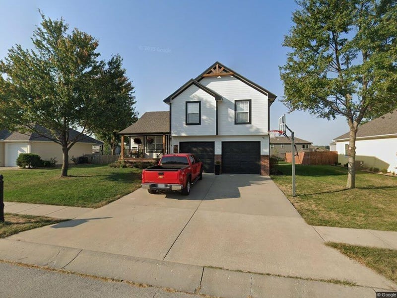 906 Bobcat St, Oak Grove, MO 64075