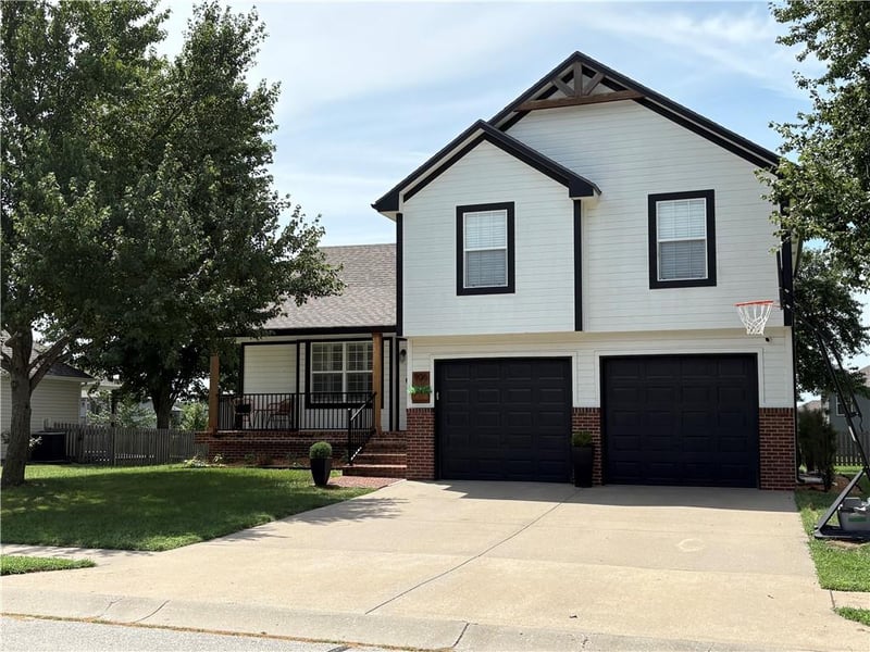 906 SW Bobcat St, Oak Grove, MO 64075