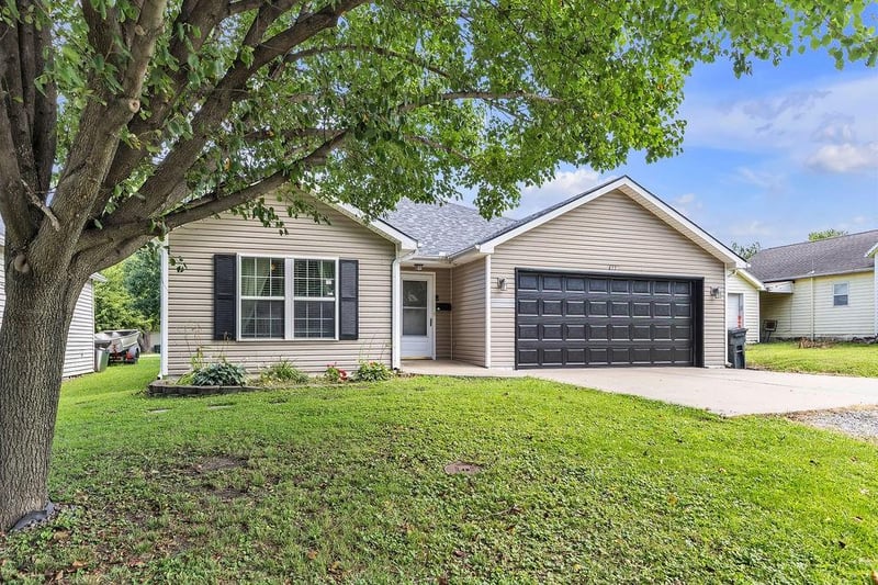 411 E 6th St, Cameron, MO 64429