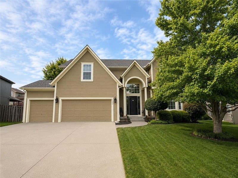 2220 Hawk View Rd, Lee's Summit, MO 64082