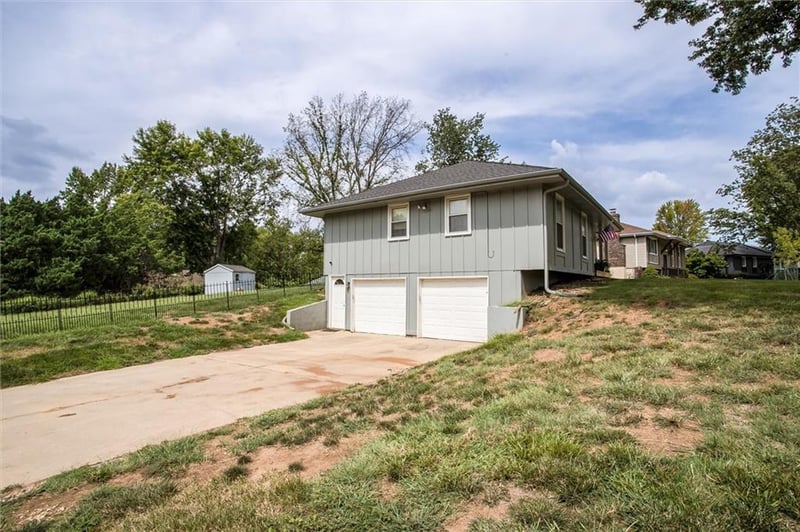 3800 NE Carriage St, Lee's Summit, MO 64064