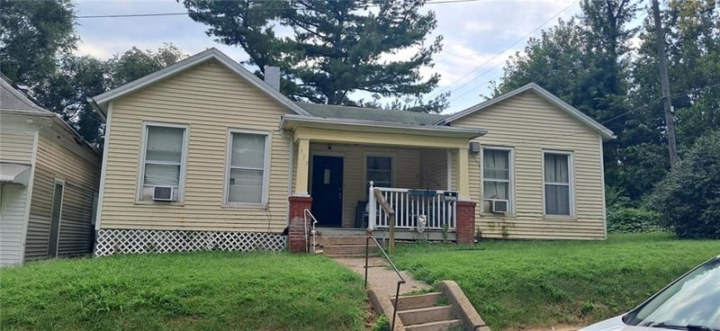 912 Ridenbaugh St, St Joseph, MO 64501