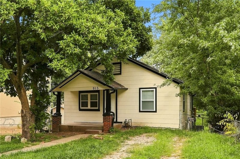 915 Madison St, Leavenworth, KS 66048