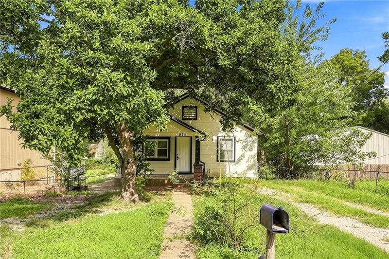 915 Madison St, Leavenworth, KS 66048