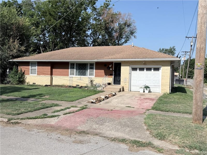 409 N 15th St, Independence, KS 67301