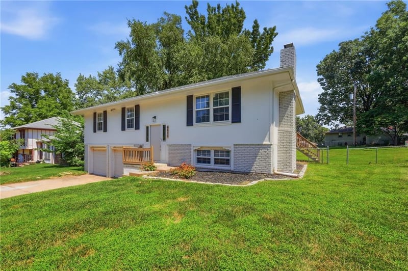 8815 N Grand Ave, Kansas City, MO 64155