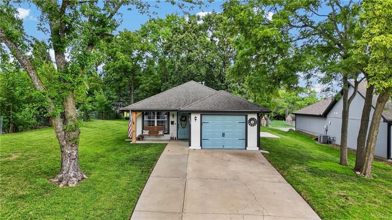 424 N Armstrong St, Pleasant Hill, MO 64080