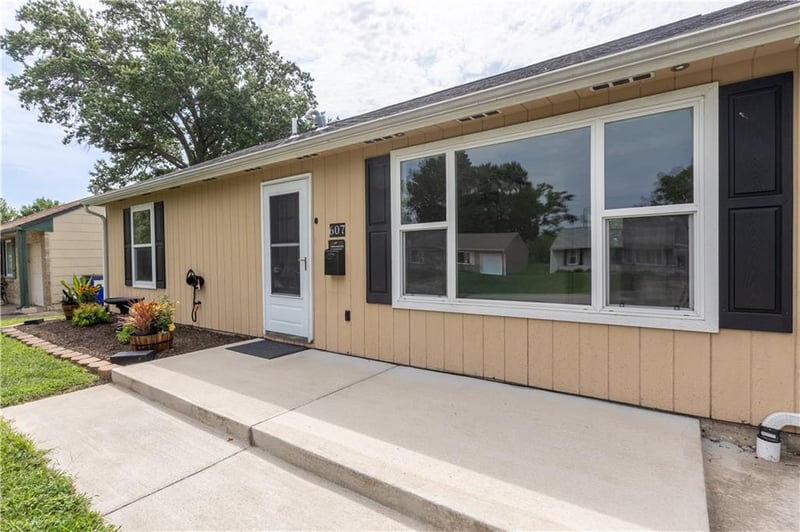 607 NE 66th Ter, Kansas City, MO 64118