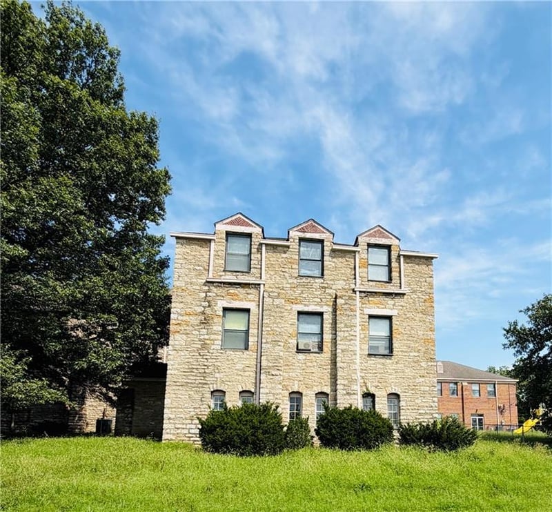 5809 E Red Bridge Rd, Kansas City, MO 64134