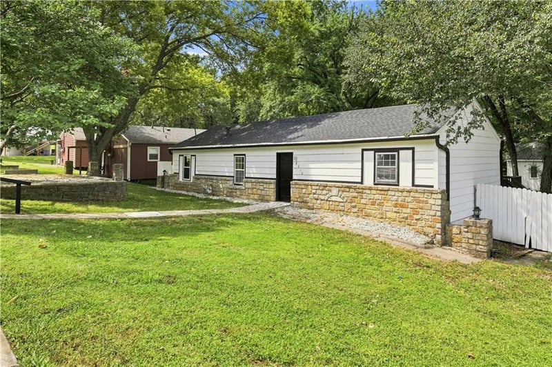 8310 Ottawa St, De Soto, KS 66018