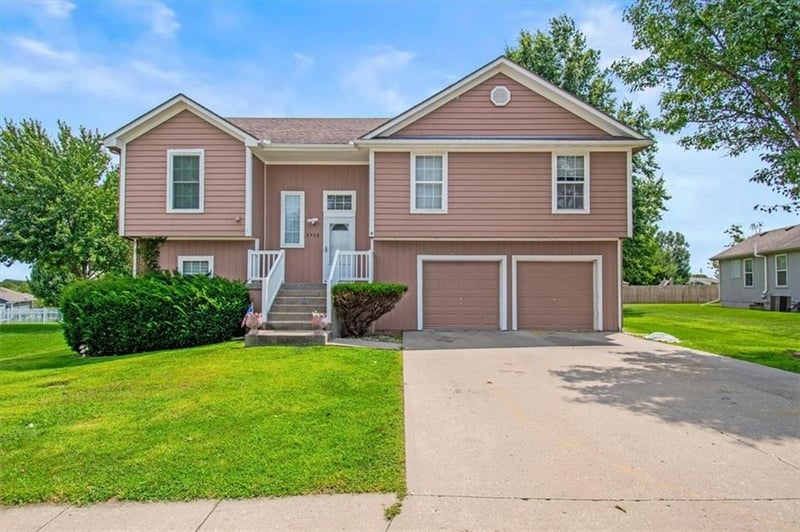 2338 NE Overbrook Dr, Blue Springs, MO 64029