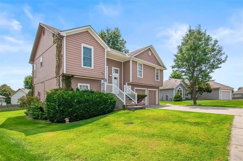 2338 NE Overbrook Dr, Blue Springs, MO 64029