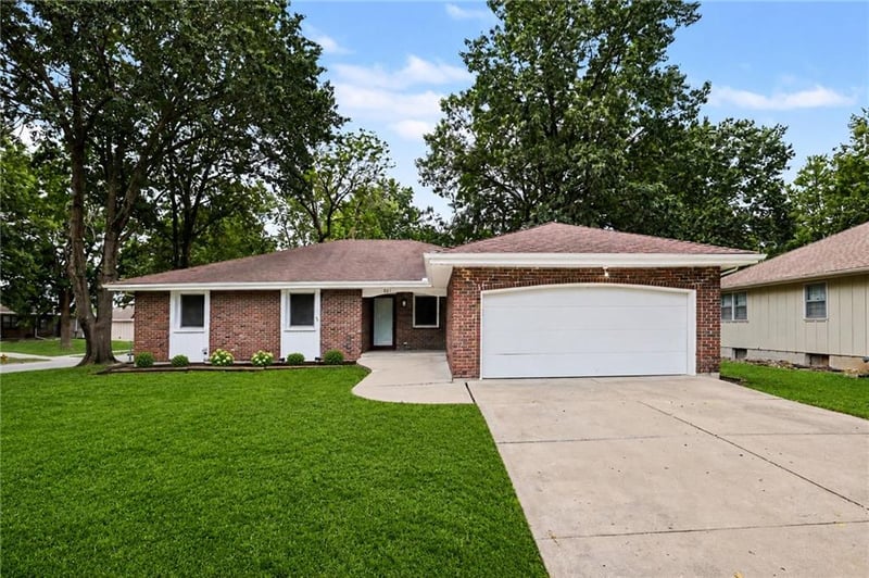 821 Cedar St, Lee's Summit, MO 64086