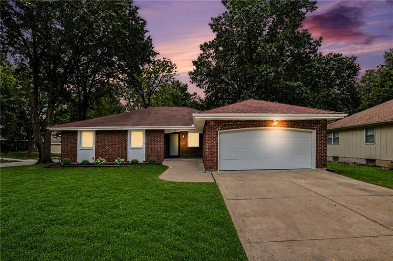 821 Cedar St, Lee's Summit, MO 64086