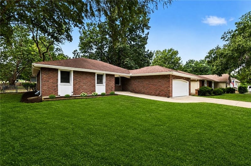 821 NE Cedar St, Lee's Summit, MO 64086