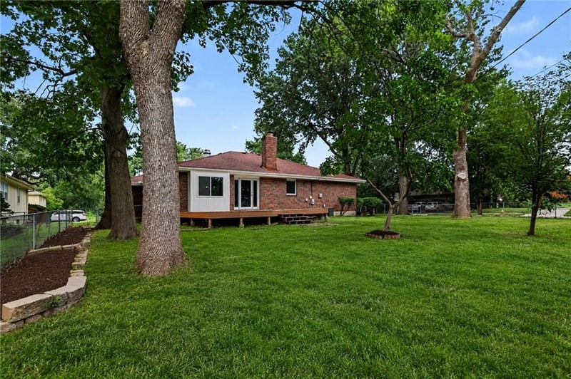 821 NE Cedar St, Lee's Summit, MO 64086