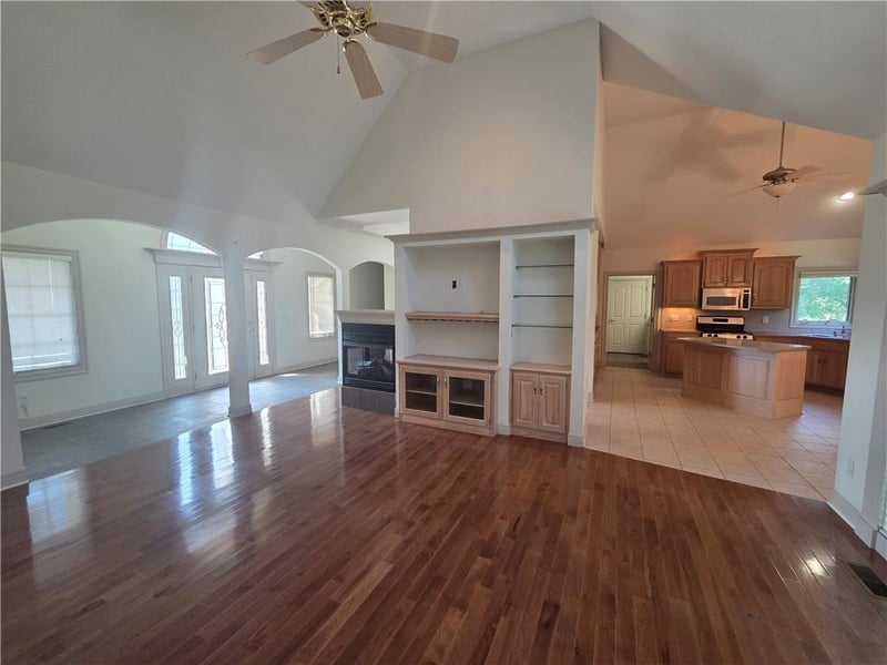 6095 Westwood Ct, Parkville, MO 64152