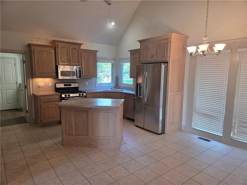 6095 Westwood Ct, Parkville, MO 64152