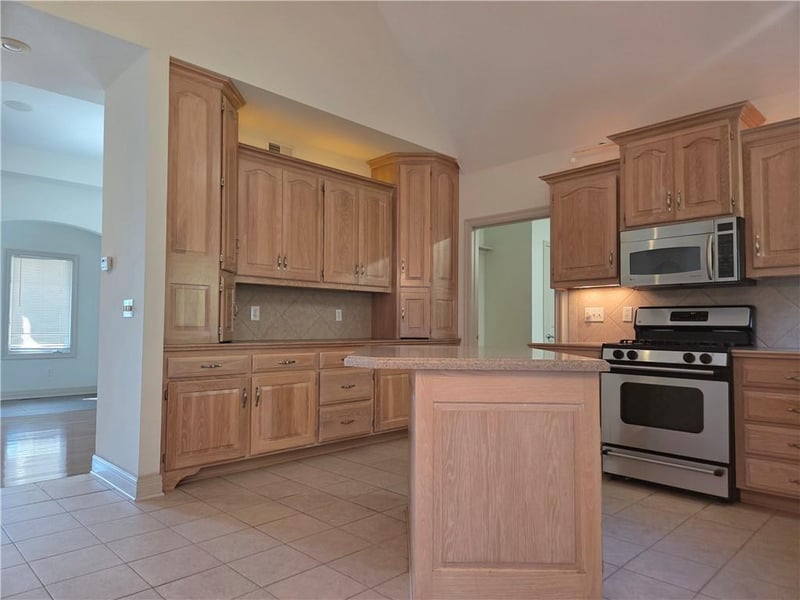 6095 Westwood Ct, Parkville, MO 64152