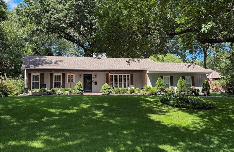 9704 Manor Rd, Leawood, KS 66206