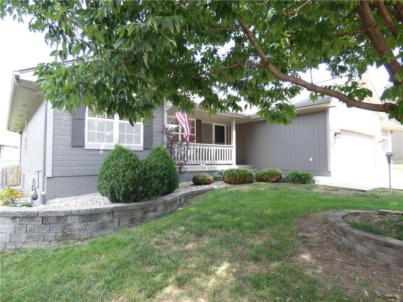 1716 Black Bear Ct, Raymore, MO 64083
