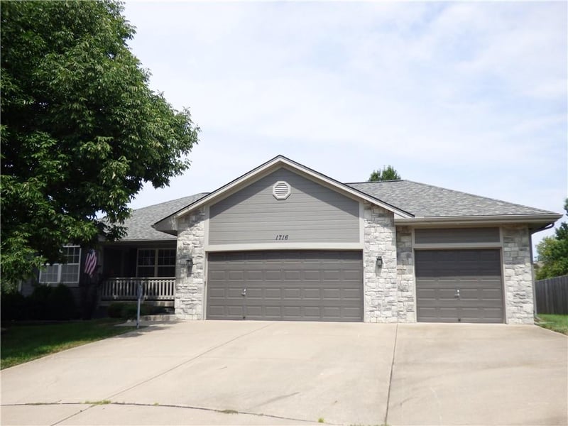 1716 Black Bear Ct, Raymore, MO 64083