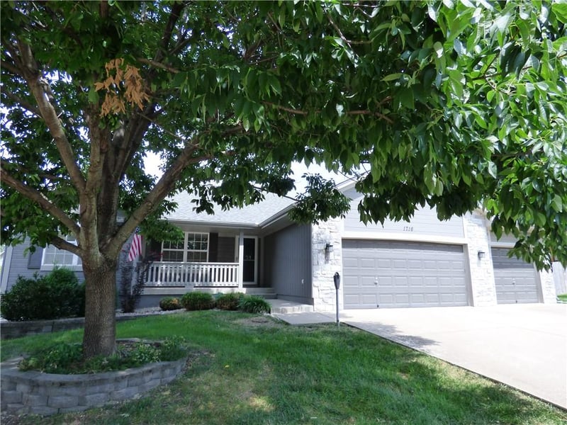 1716 Black Bear Ct, Raymore, MO 64083