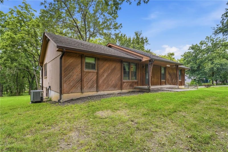20104 Pickering Rd, Belton, MO 64012