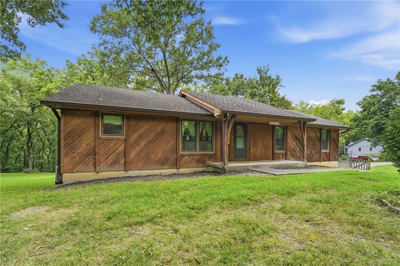 20104 Pickering Rd, Belton, MO 64012