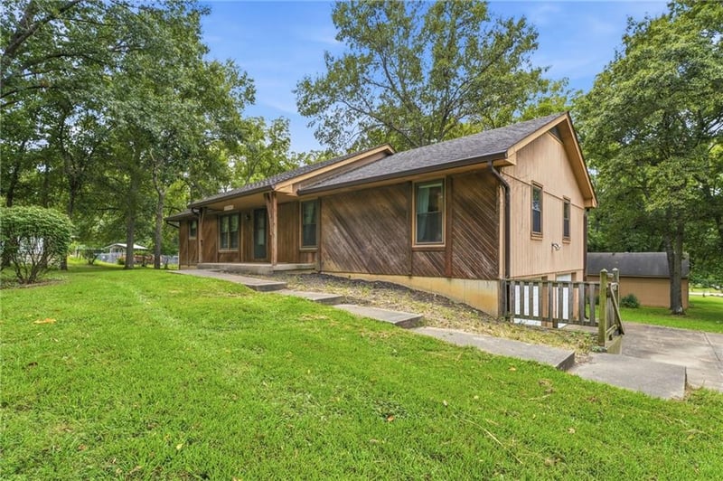 20104 Pickering Rd, Belton, MO 64012