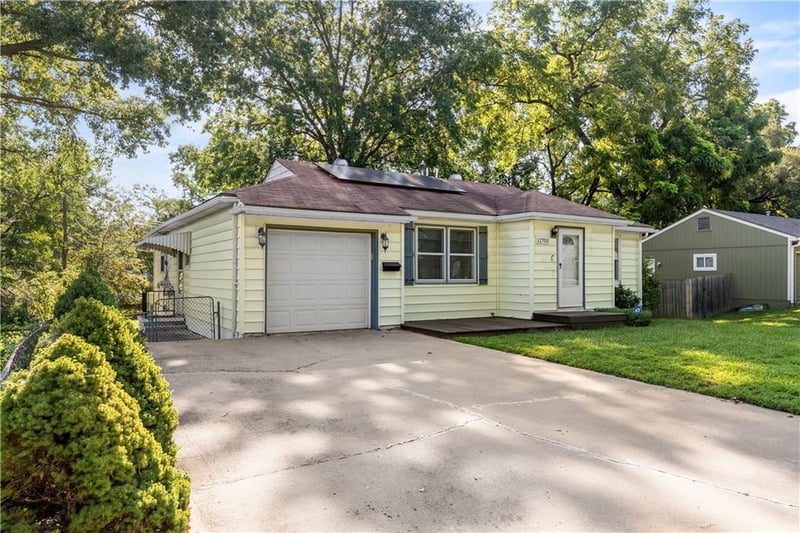 12703 Grandview Rd, Grandview, MO 64030