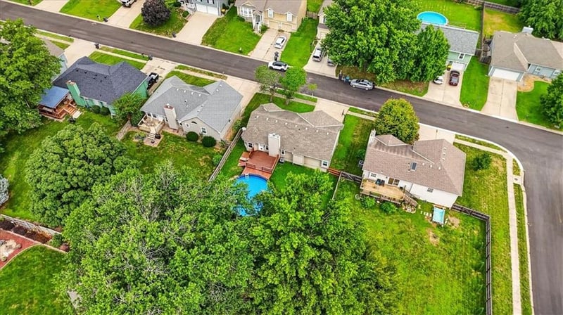416 NE Fox Trail Dr, Blue Springs, MO 64015