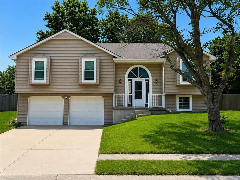 416 NE Fox Trail Dr, Blue Springs, MO 64015