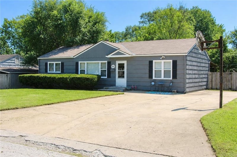 8205 E 86th Ter, Raytown, MO 64138