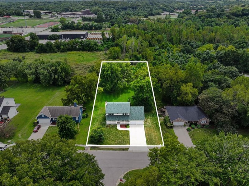 13835 Woodmont Ave, Bonner Springs, KS 66012