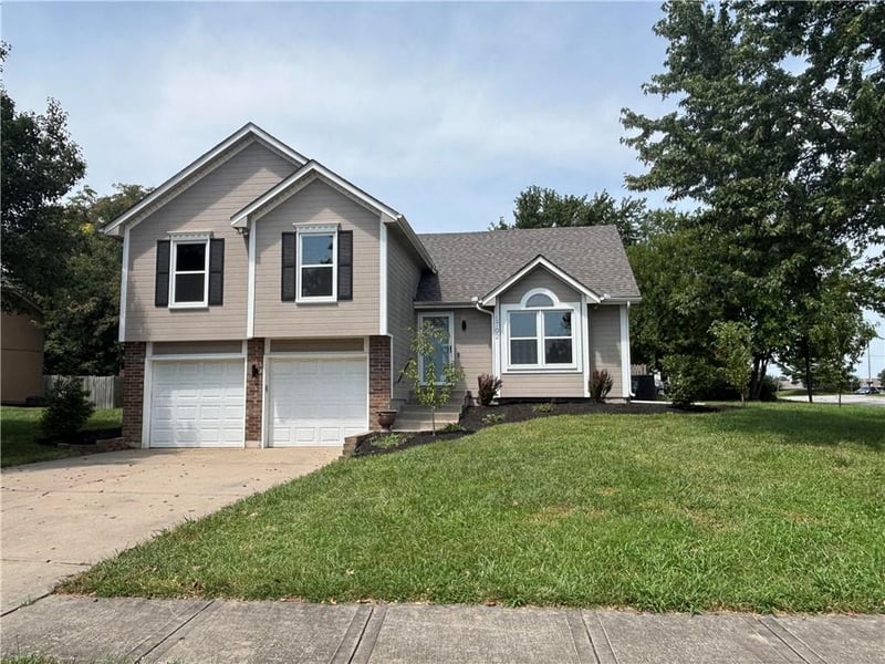 1702 Goose Creek Ct, Raymore, MO 64083
