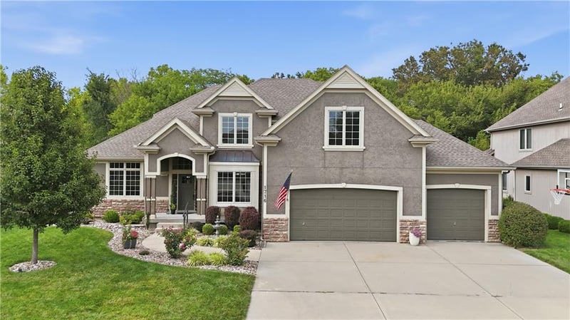 1716 SW Kendall Dr, Lee's Summit, MO 64082