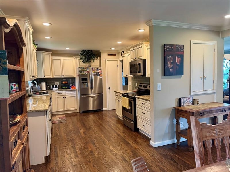 10921 Blue River Rd, Kansas City, MO 64137