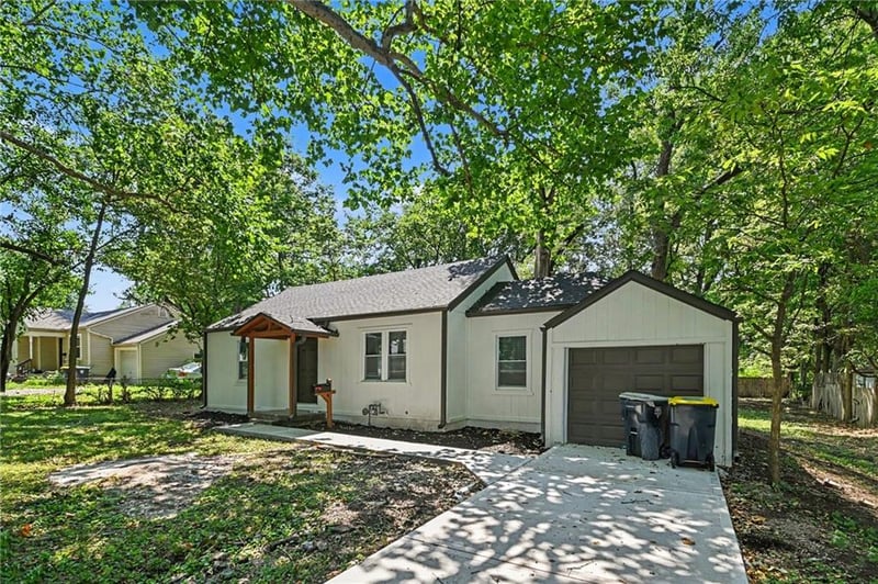 11220 Applewood Dr, Kansas City, MO 64134