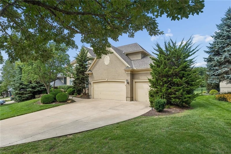 5427 W 164th Pl, Overland Park, KS 66085
