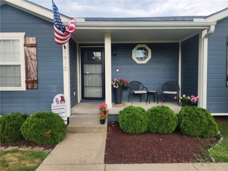 1910 Chestnut Dr, Pleasant Hill, MO 64080