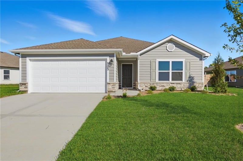 20303 W 195th St, Spring Hill, KS 66083