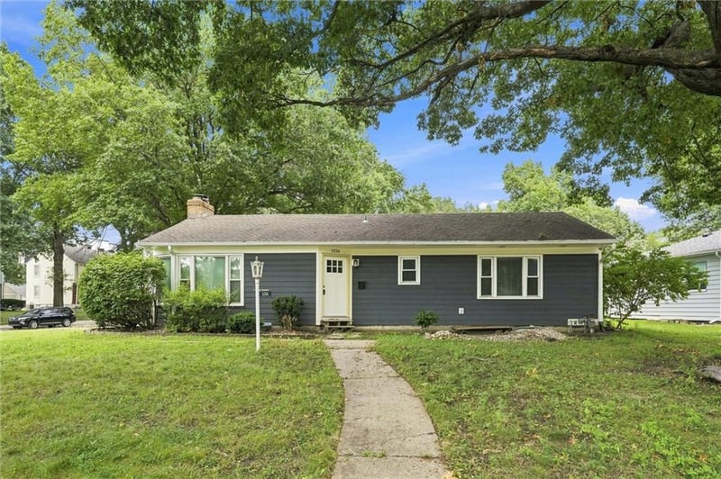 1216 Meadow Lake Pw, Kansas City, MO 64114