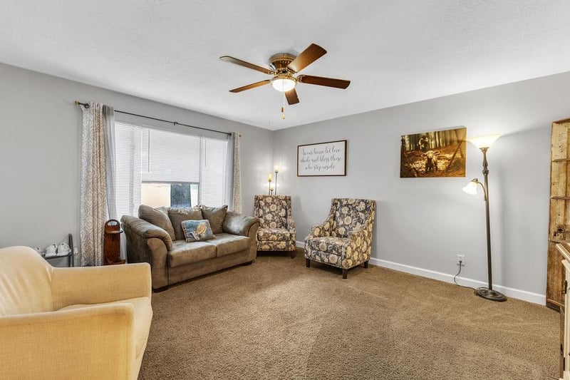 300 W Carla St, Savannah, MO 64485