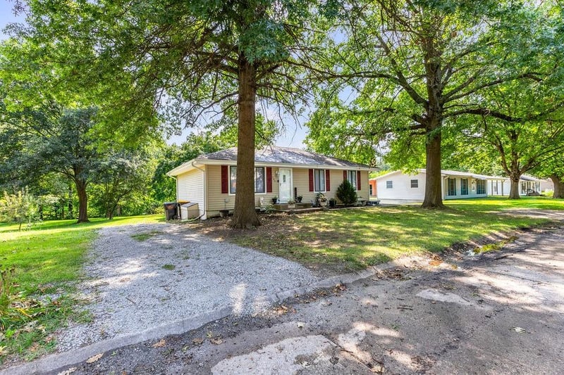 300 W Carla St, Savannah, MO 64485