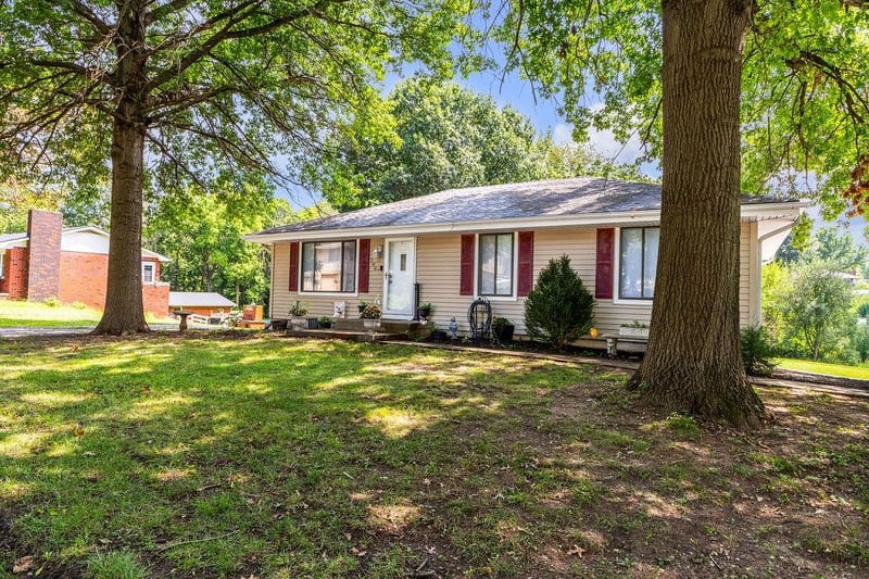 300 W Carla St, Savannah, MO 64485
