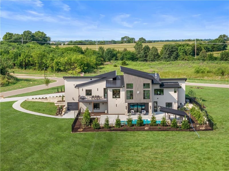 17375 Galloway Dr, Stilwell, KS 66085