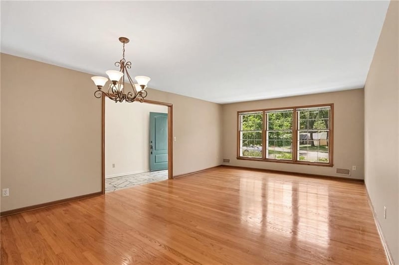 5716 W 97th Ter, Overland Park, KS 66207