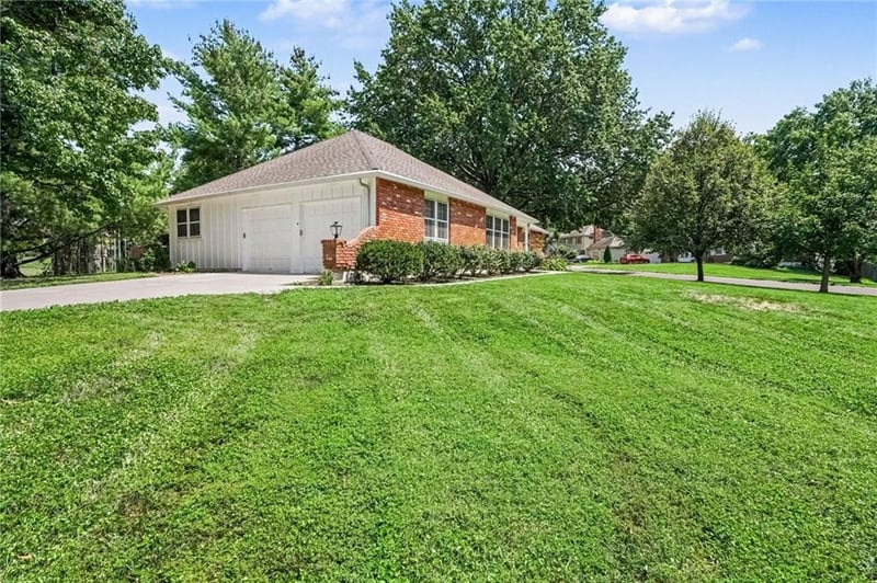 5716 W 97th Ter, Overland Park, KS 66207